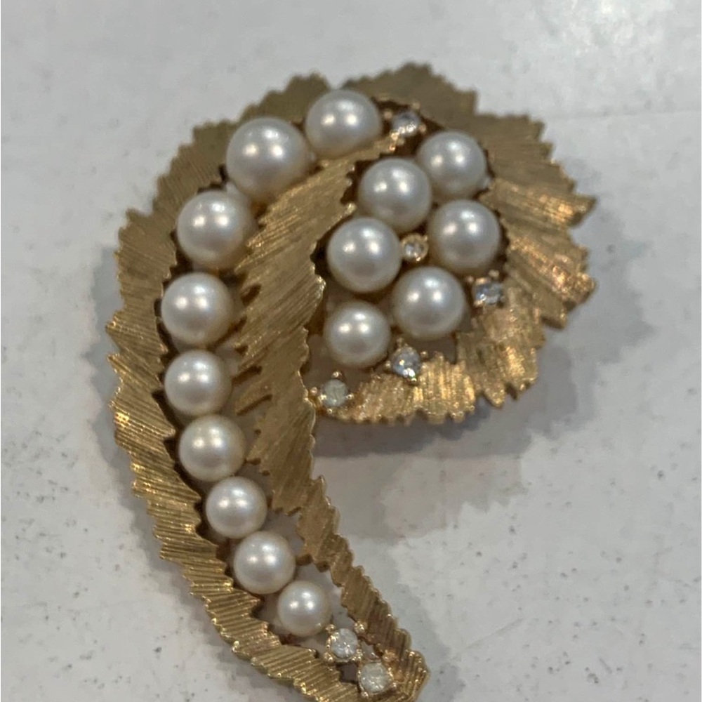 Vintage Elegant Gold and Pearl Brooch